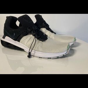 NIKE SHOX GRAVITY BLACK + WHITE SIZE 12